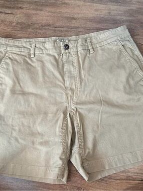 Men's Flat-Front Khaki Shorts with Clean Tailoring